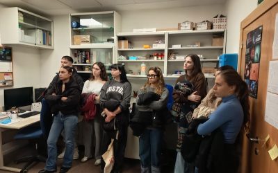 El IDiBE acerca la ciencia a las aulas con una visita sobre cultivos celulares 🧫🔬